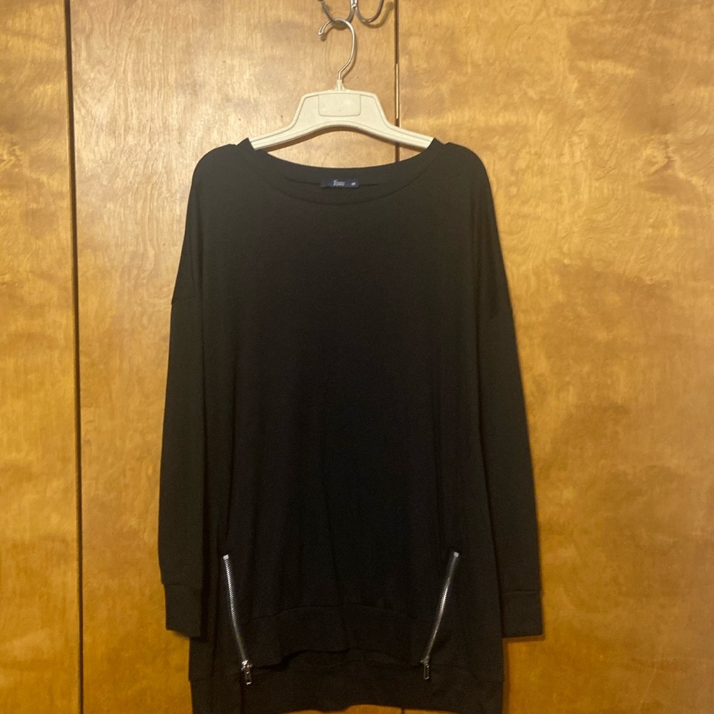 Simier Fariry zip bottom light weight top. Medium